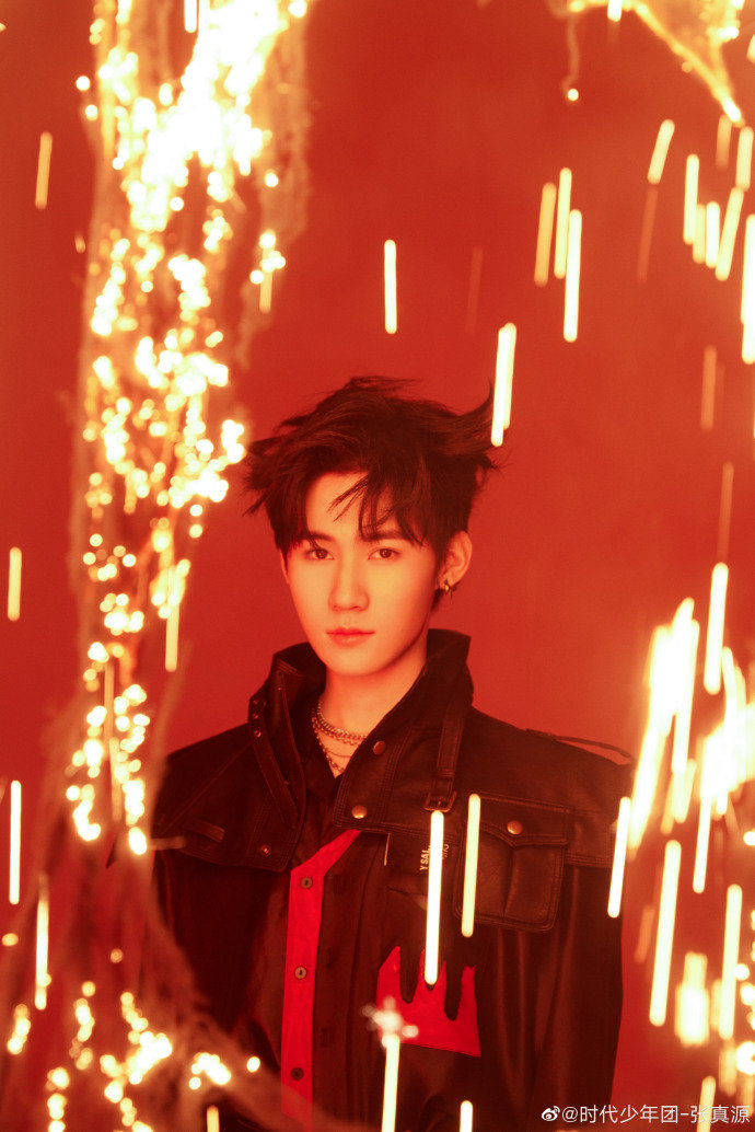 张真源0416生日快乐 写真释出~皮衣造型焰火大片废墟风的张张好飒