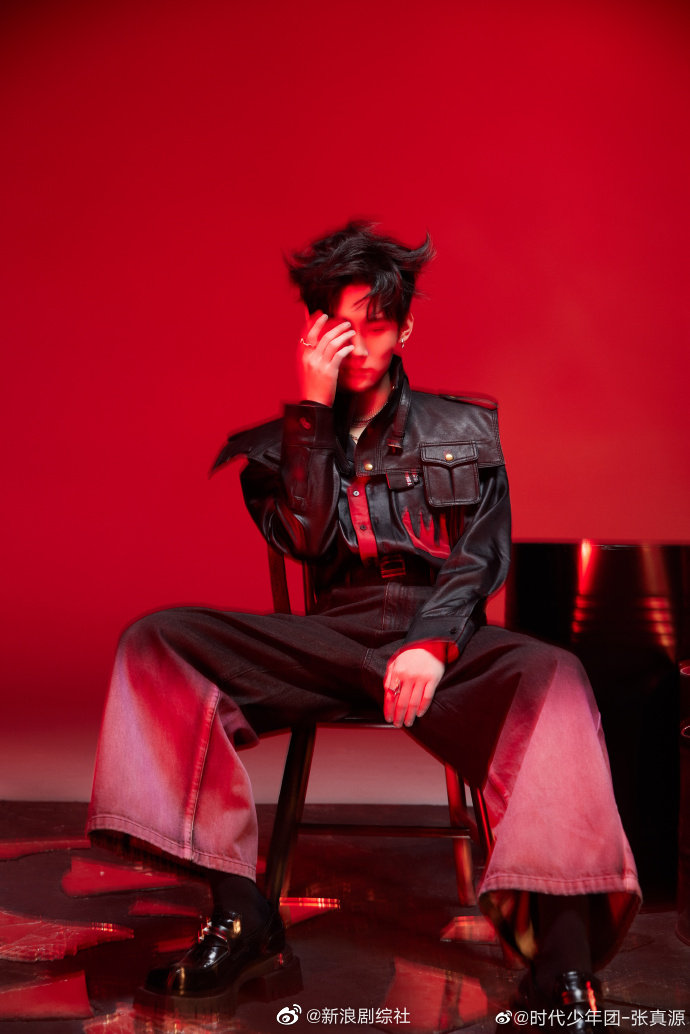 张真源0416生日快乐写真释出皮衣造型焰火大片废墟风的张张好飒