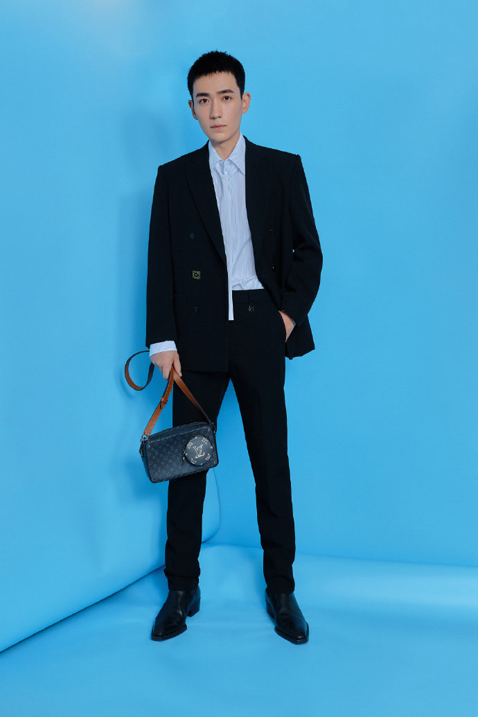 朱一龙lv春夏男装秀身穿黑色西装内搭蓝衬衫清新温柔的气息