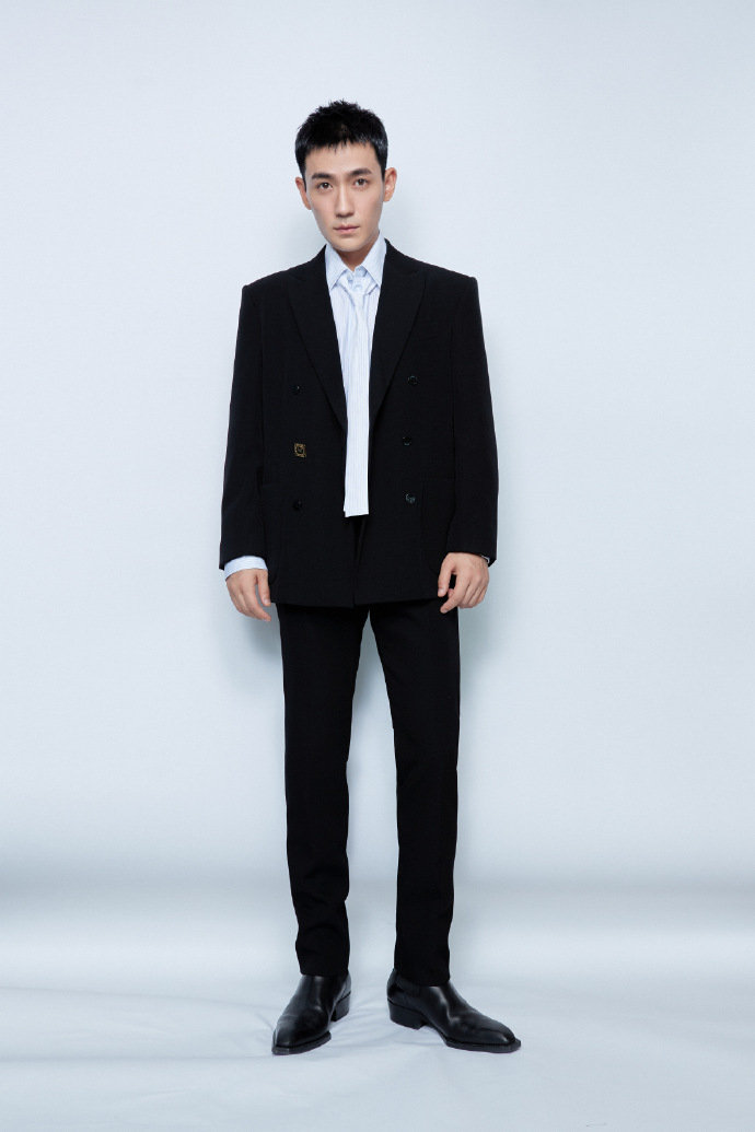 朱一龙lv春夏男装秀身穿黑色西装内搭蓝衬衫清新温柔的气息