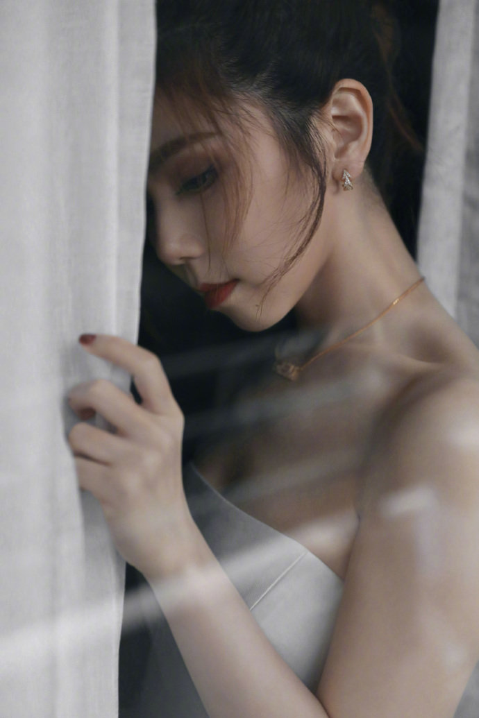 近日,@gem邓紫棋 晒出一组白纱裙照,配文"想当一回公主"