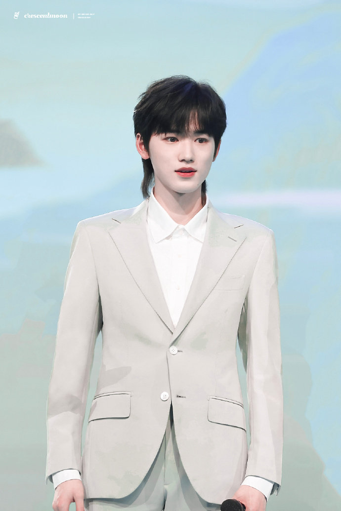 情人节一日限定男友,西装和宋亚轩的适配度绝了,我能盯着看一天__财经