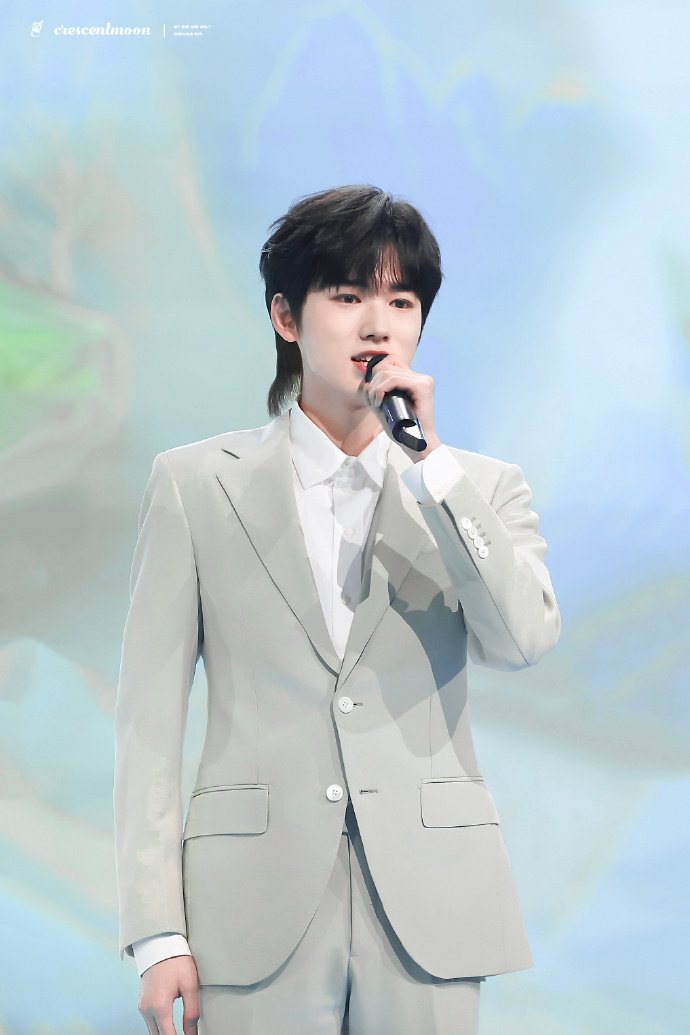 情人节一日限定男友,西装和宋亚轩的适配度绝了,我能盯着看一天__财经