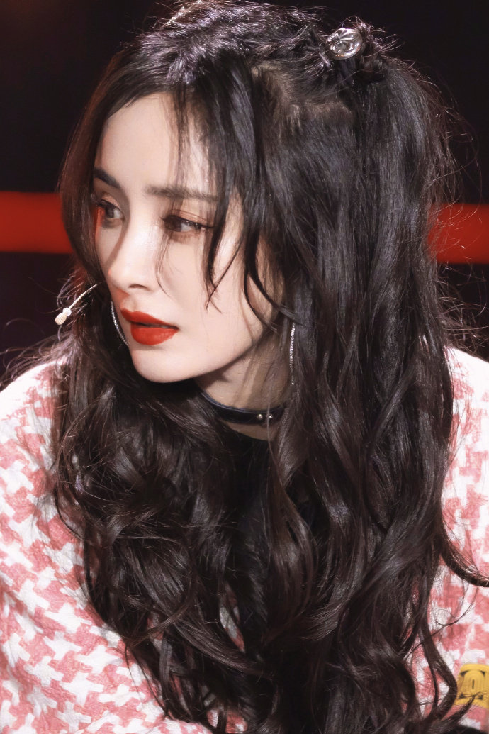 杨幂猫系妆太好看了,美女就是要怼脸,这五官怎么拍都美啊__财经头条