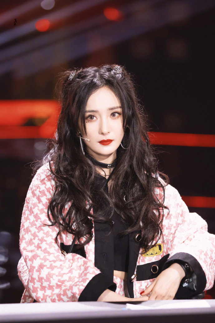 杨幂猫系妆太好看了,美女就是要怼脸,这五官怎么拍都美啊__财经头条