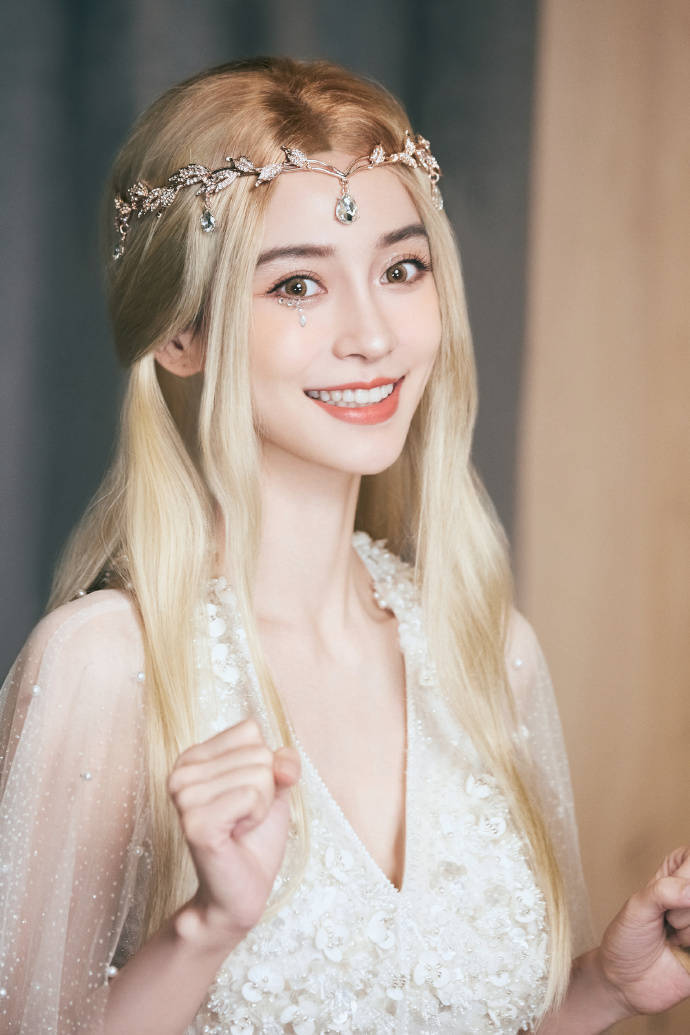 angelababy 头戴王冠,五官精致,漫步山林之中,仙气十足__财经头条