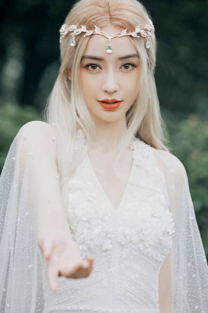 angelababy 头戴王冠,五官精致,漫步山林之中,仙气十足__财经头条