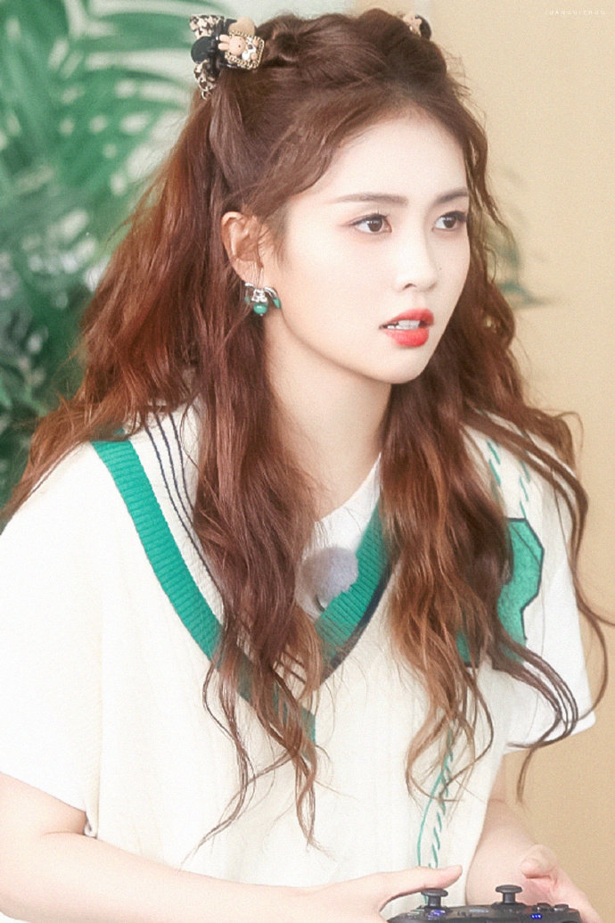 真的好喜欢绿色系的白鹿呀有一种森林里小鹿的感觉