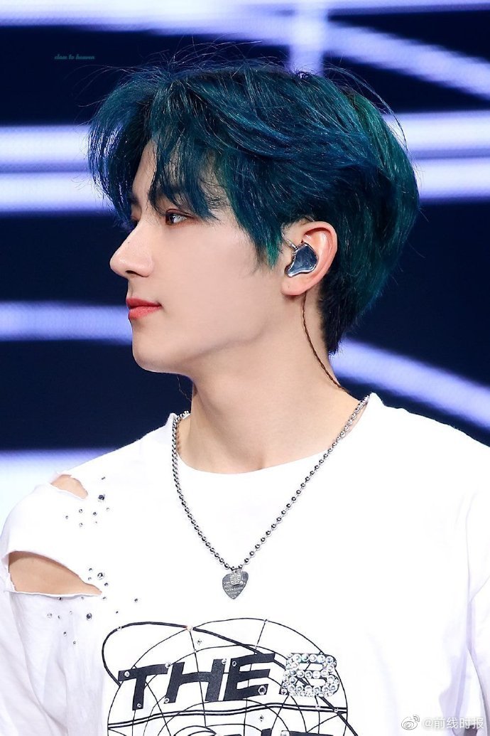 李贤在侧脸好牛的脸蛋