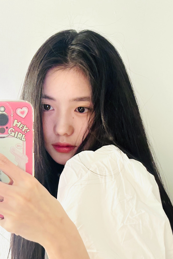 刘浩存车内侧颜随拍好有氛围感笑得好甜啊妹妹