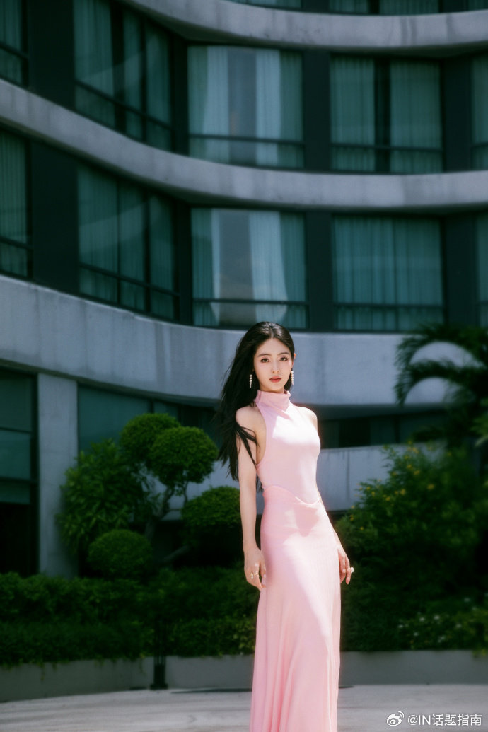 邢菲和粉色的适配度好高,有被姐姐美到 久违的黑长直,温婉优雅~邢菲的