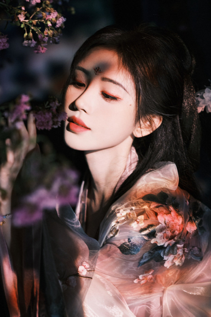 鞠婧祎嫦娥中秋营业照,繁花围绕的小鞠满分美貌营业