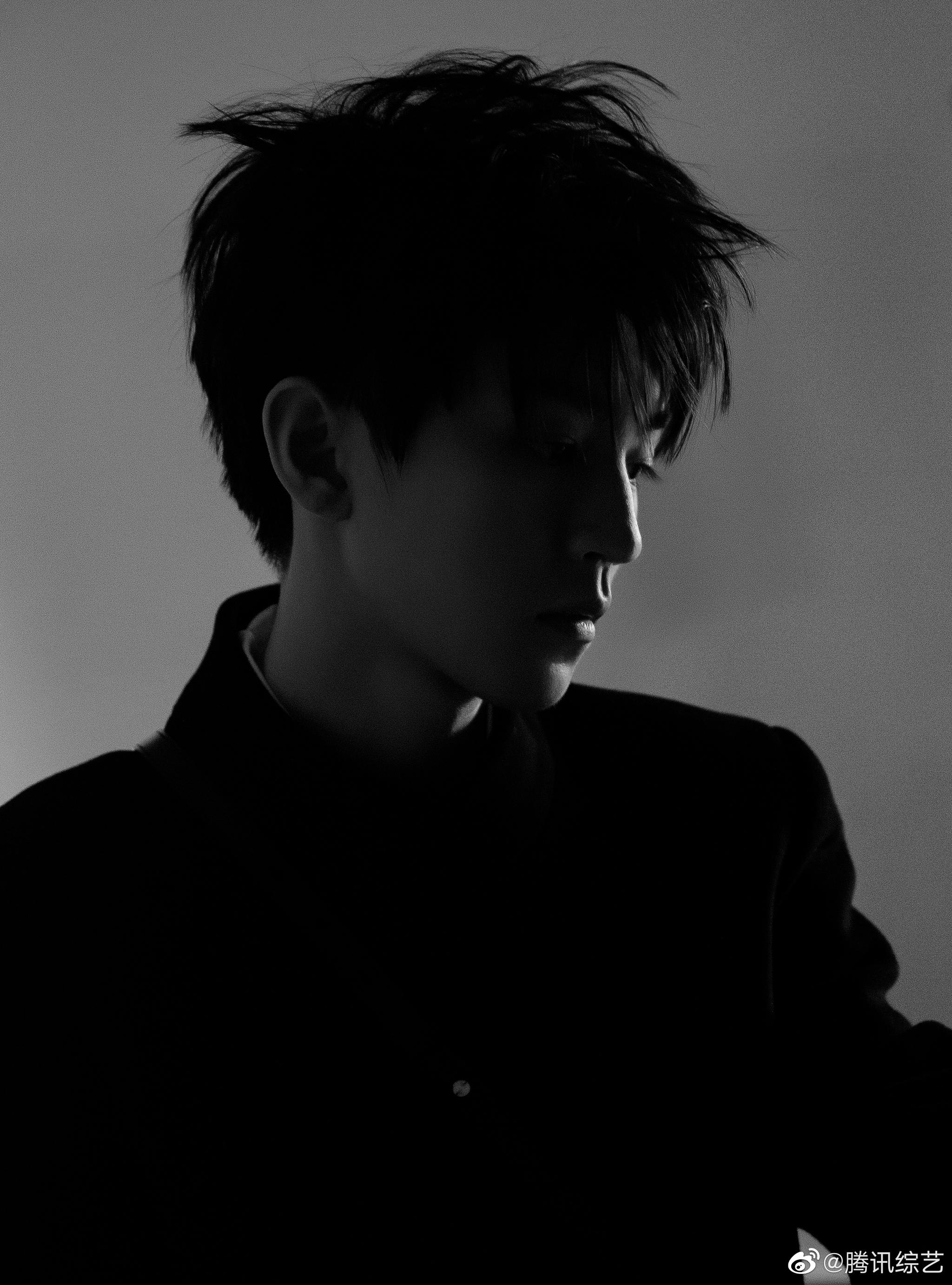 工作室发布一组花絮大片,精致侧颜,光影之间散发迷人魅力