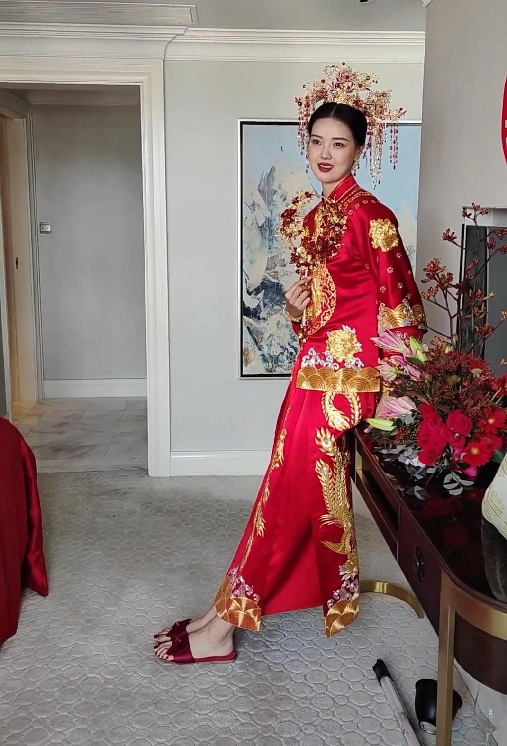 张常宁穿中式婚服等接亲,端庄优雅美得动人心魄,与老公深情对视