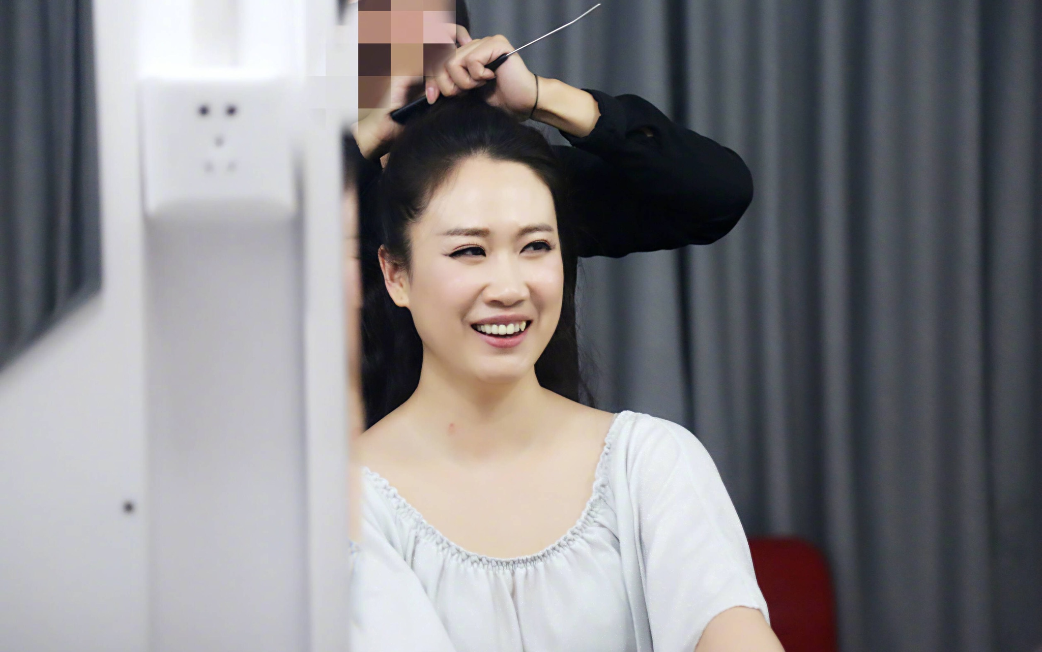 从芙蓉姐姐晒出的近照来看,生活过得很是不错,瘦身成功的她气质比以前