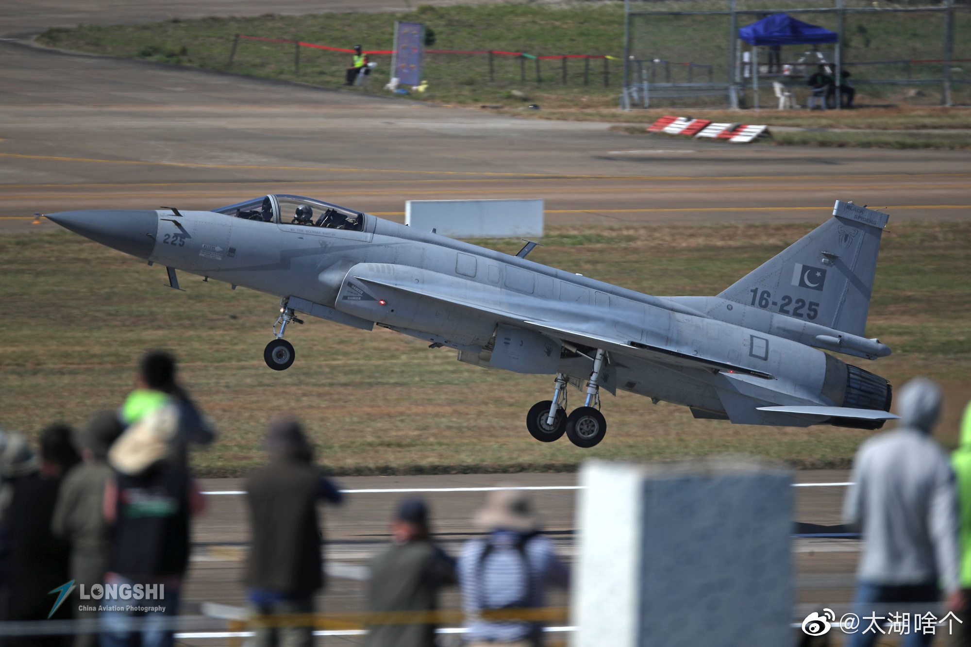 今天2月17日，就发JF-17枭龙战斗机