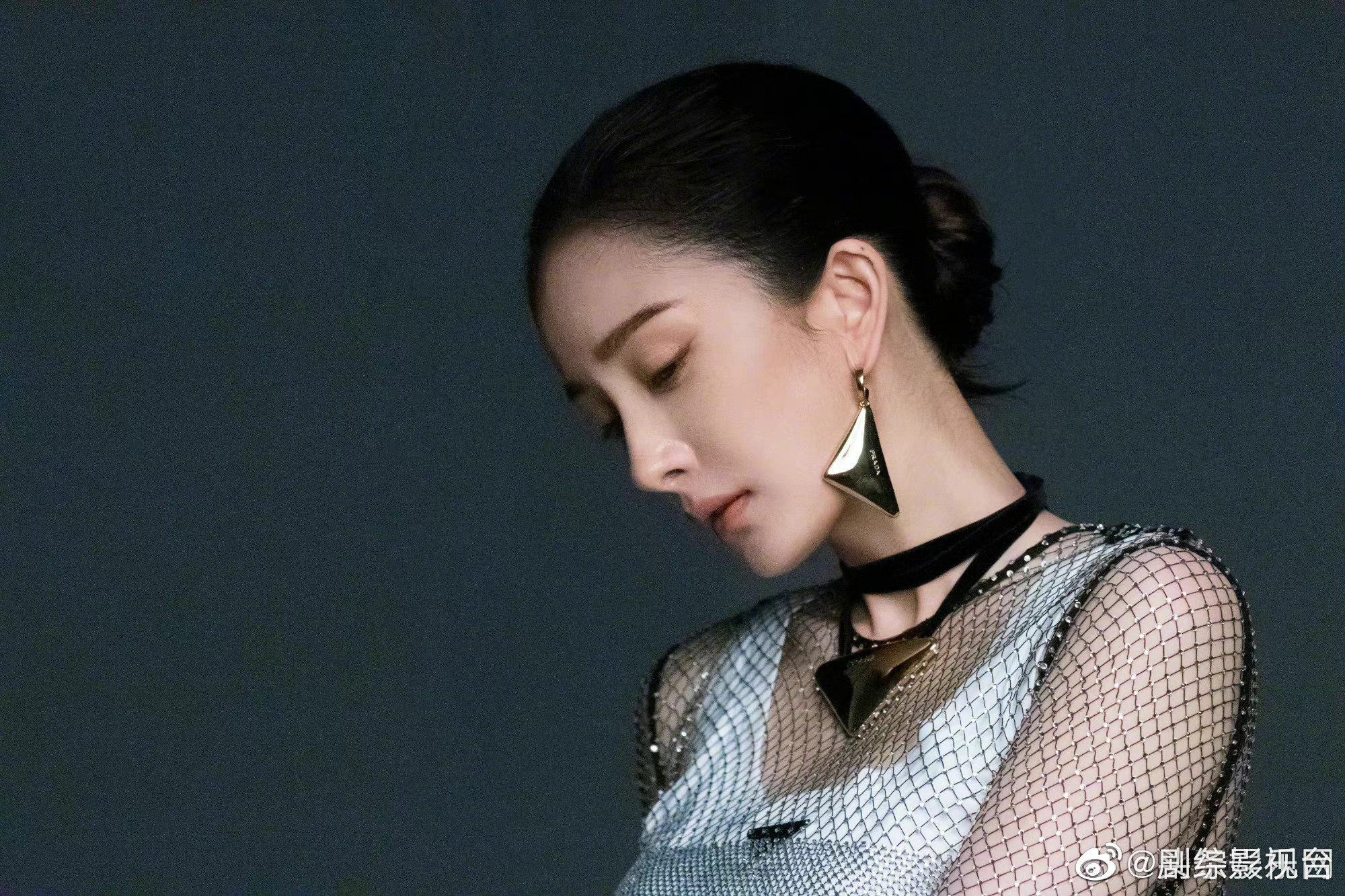 杨幂工作室晒出杨幂拍摄elle十二月刊封面照啦!__财经头条