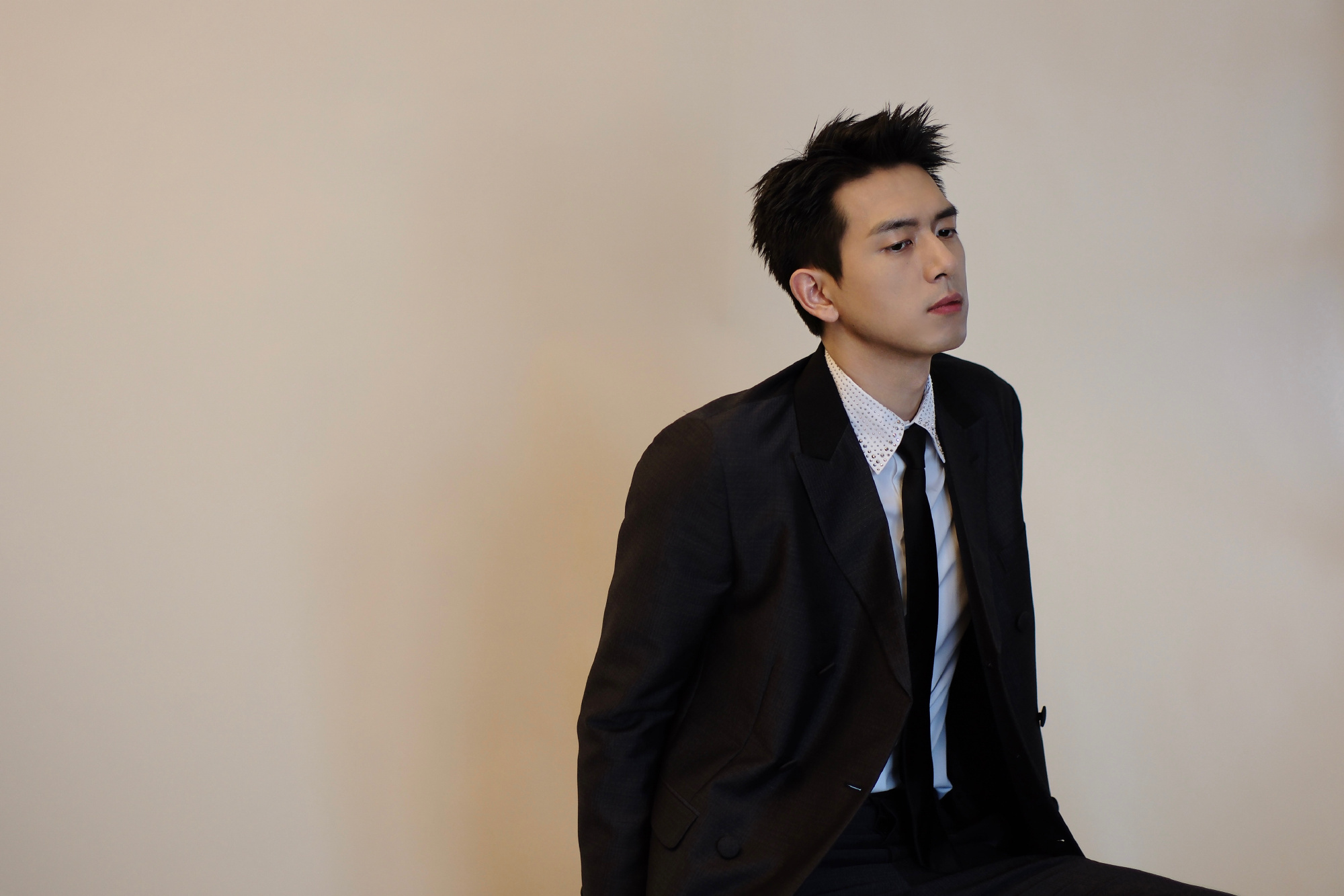 李现 黑色西装搭配烫钻衬衫,绅士帅气_高清图集_新浪网