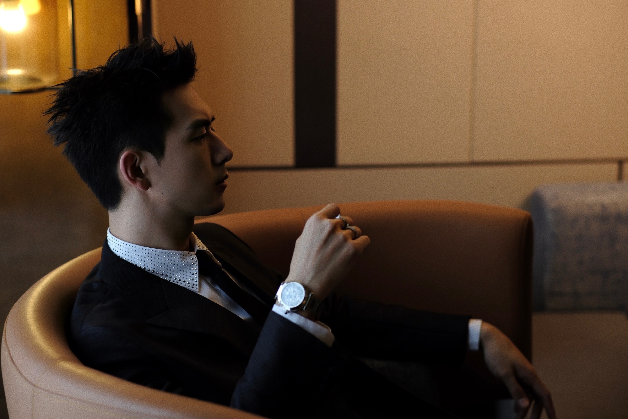 李现 黑色西装搭配烫钻衬衫,绅士帅气