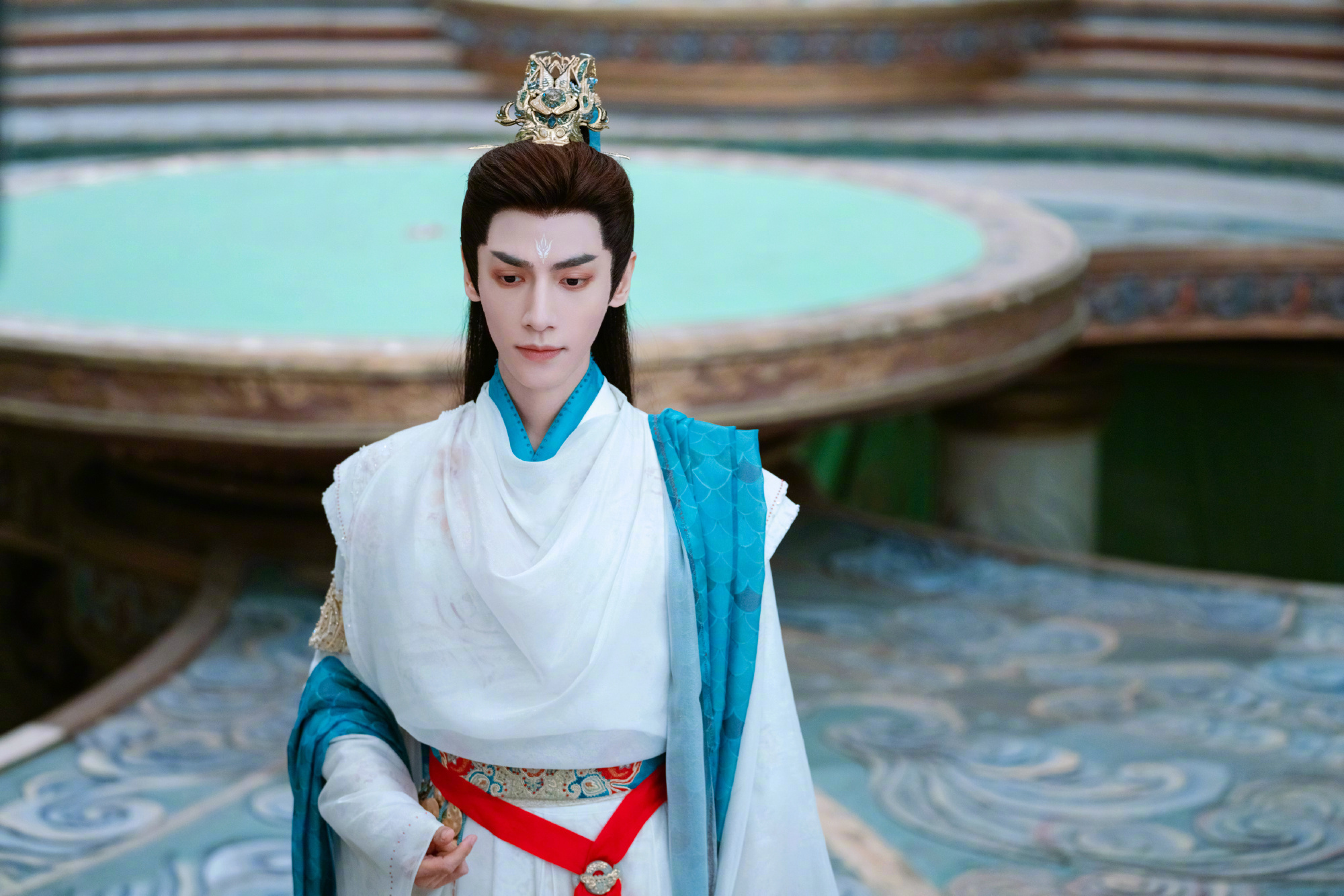 罗云熙《长月烬明》新剧照96 还是白衣的战神冥夜 好仙好帅!