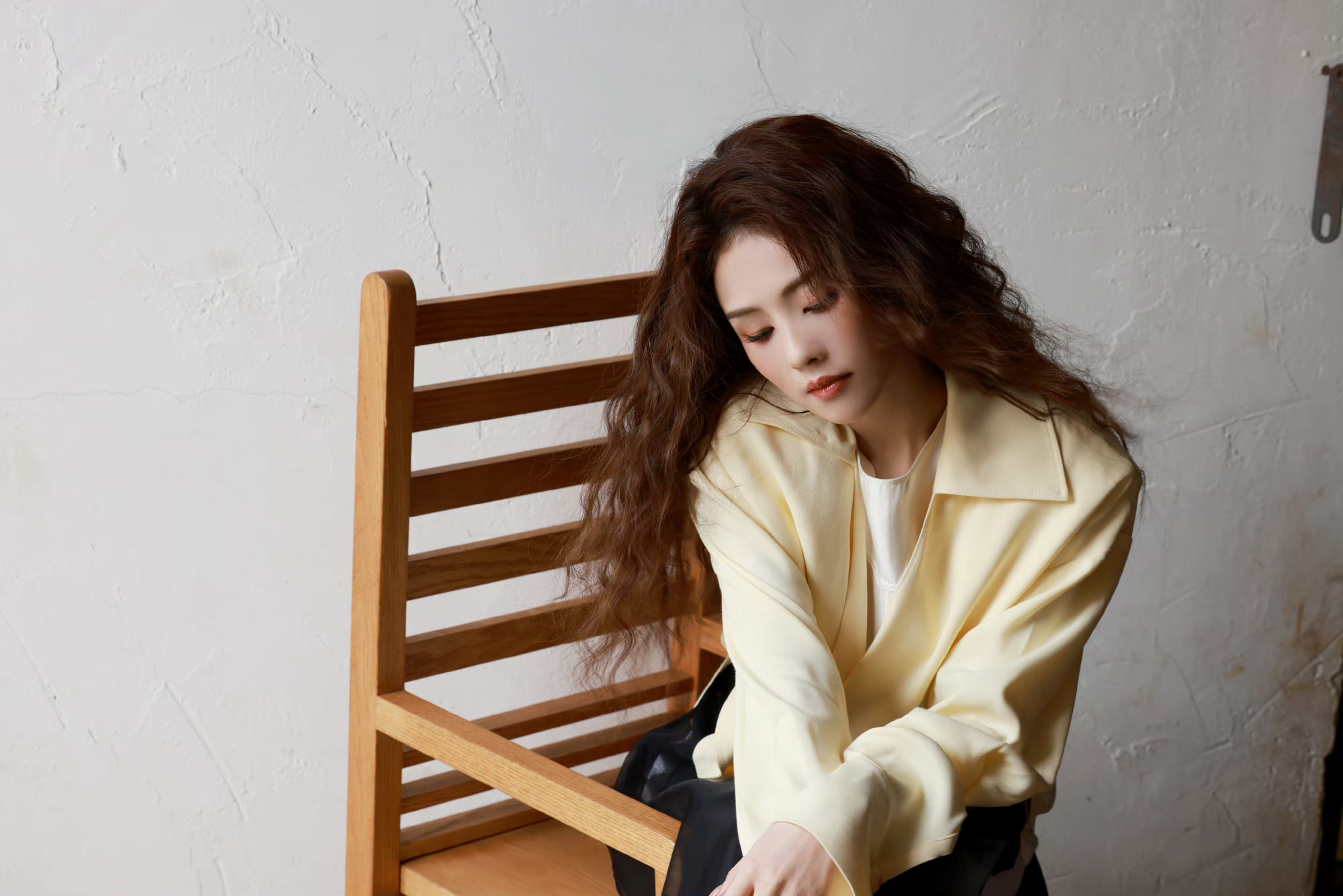 白鹿杂志大片花絮照 春野大片,烂漫春日,定格悠然雅致!