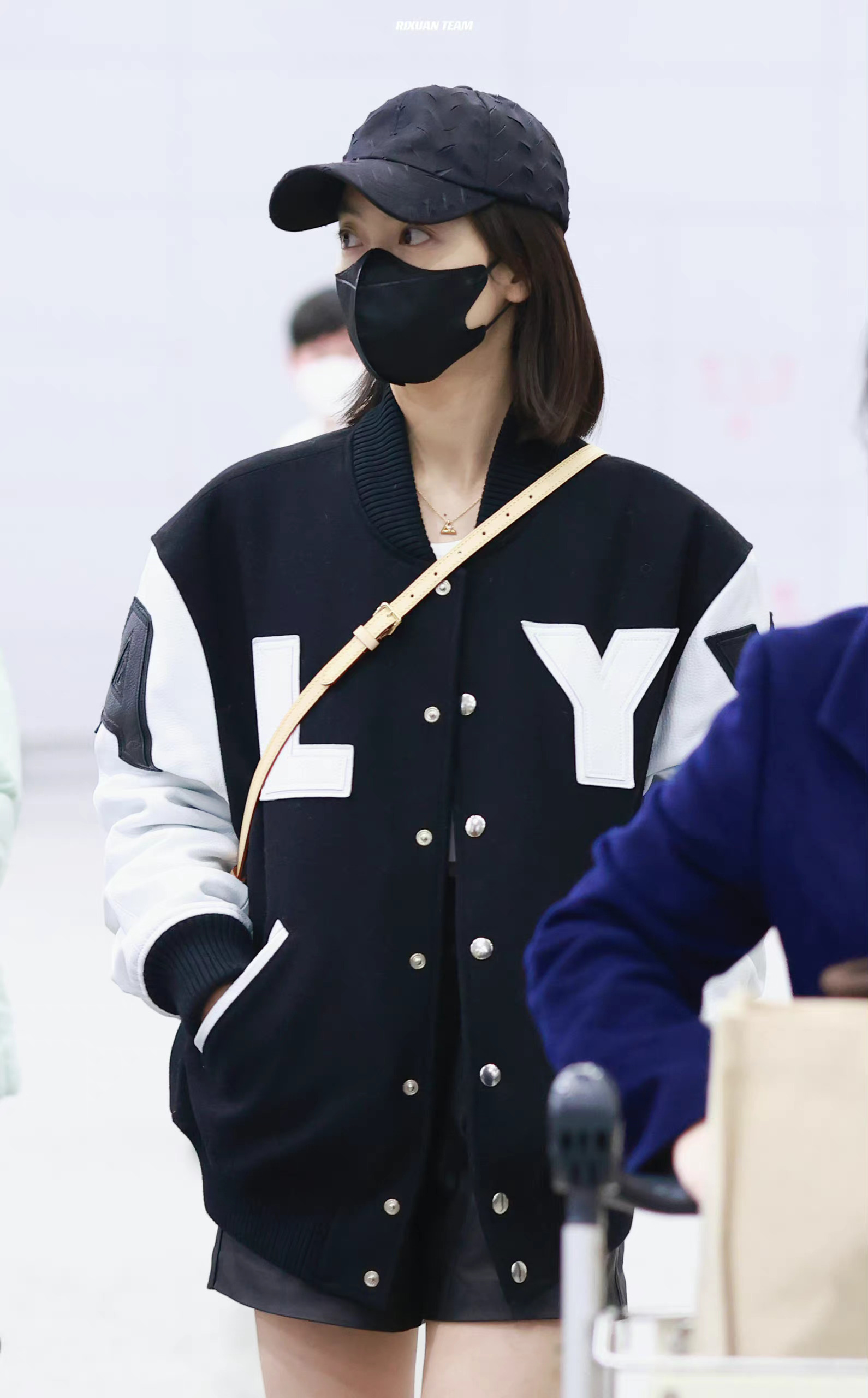 宋茜黑色棒球服机场路透 一眼被大长腿给吸引住了!__财经头条