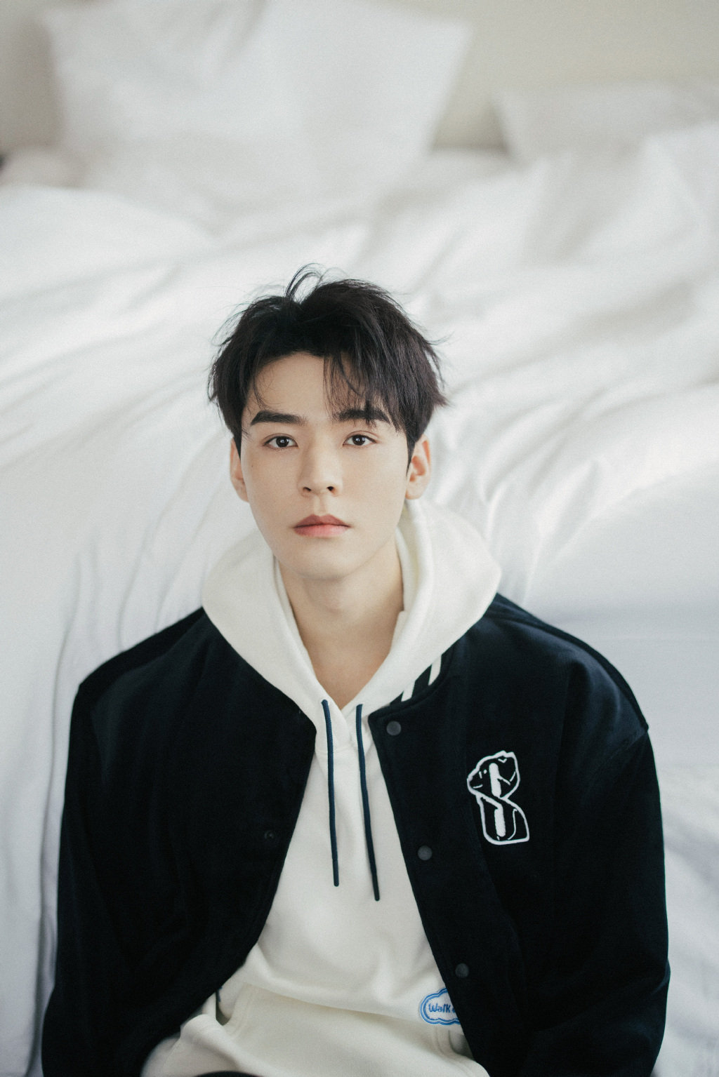 龚俊和小狗玩捉迷藏也太可爱了吧看向小狗狗的眼神好温柔啊