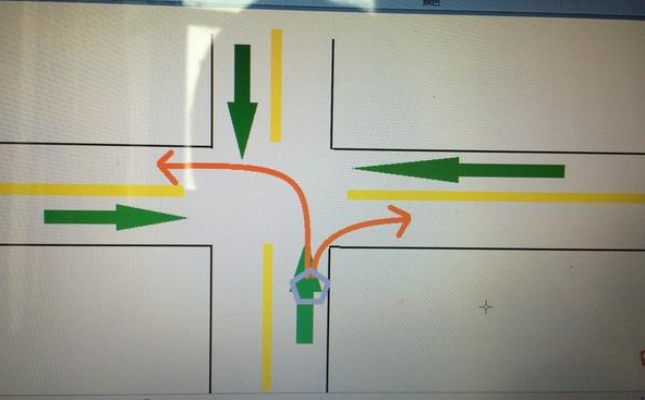 十字路口左转弯,老司机都转大弯,新手喜欢走小弯!