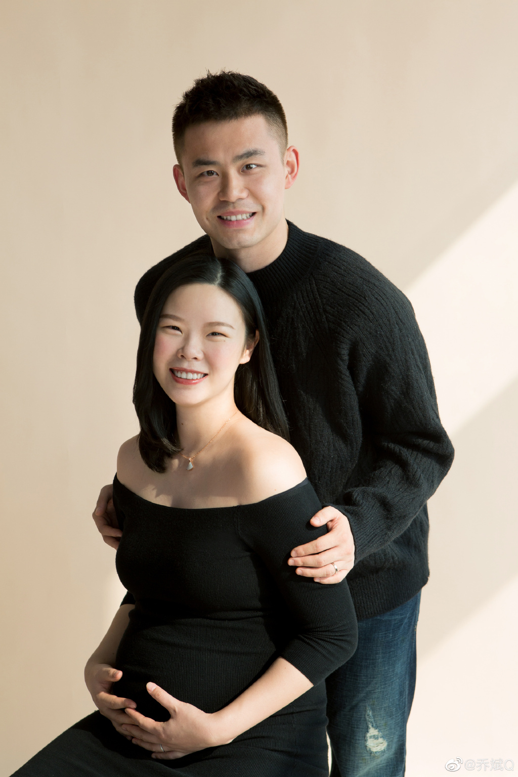 奥运冠军进入孕晚期,与老公甜蜜亲吻|李雪芮|国羽|乔斌_新浪新闻