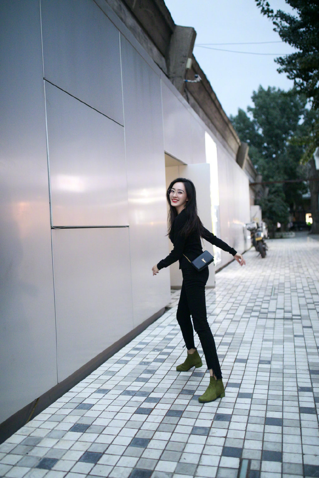 王智针织上衣加露踝牛仔裤,一身低调的黑色干练利落