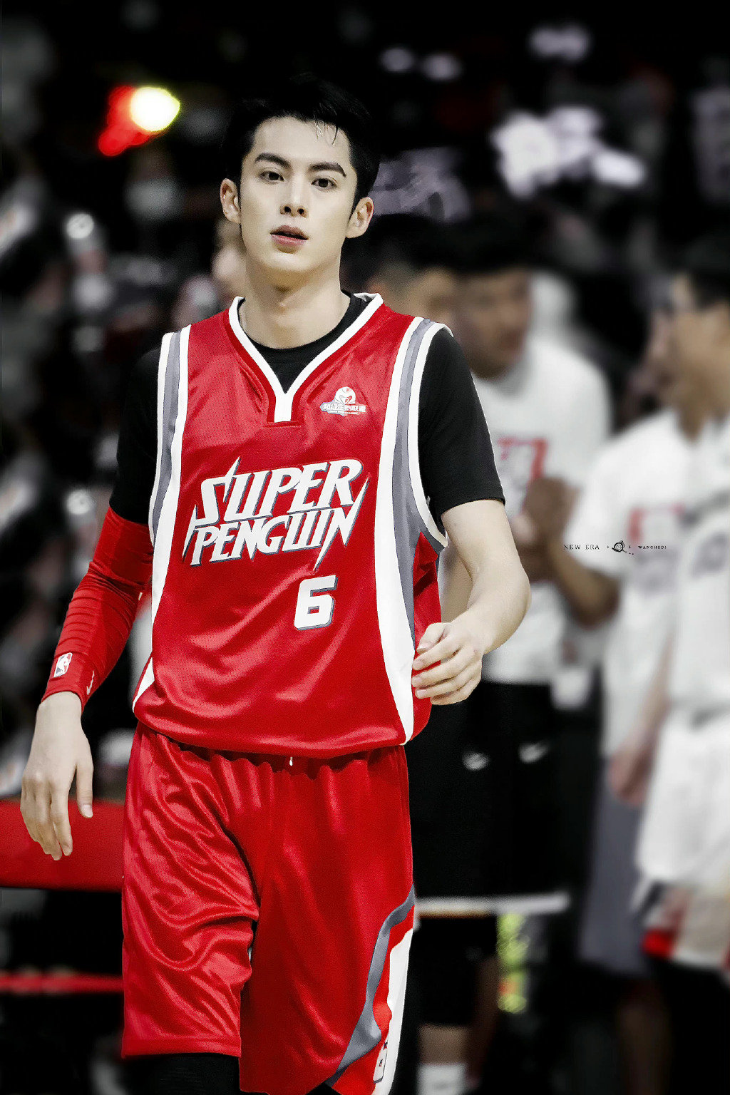 王鹤棣出去旅游就是去各个城市的篮球场打球,每次必须投够50个三分才