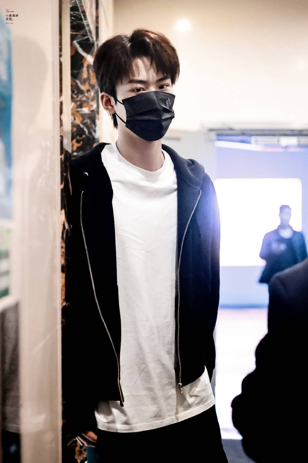 以爱为营今日上班路透来哩 帅哥看起来状态很不错哇……_高清图集