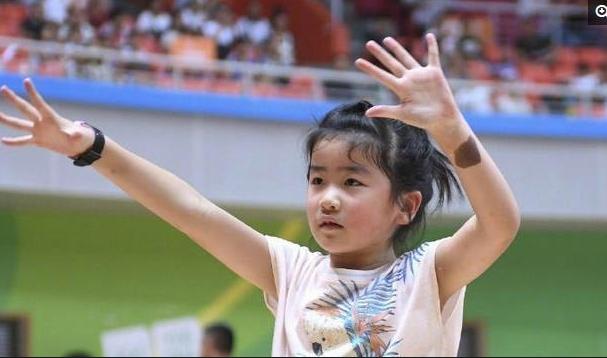 姚沁蕾身高优势已经很明显了,接下来就是要看她的运动天赋有没有得到