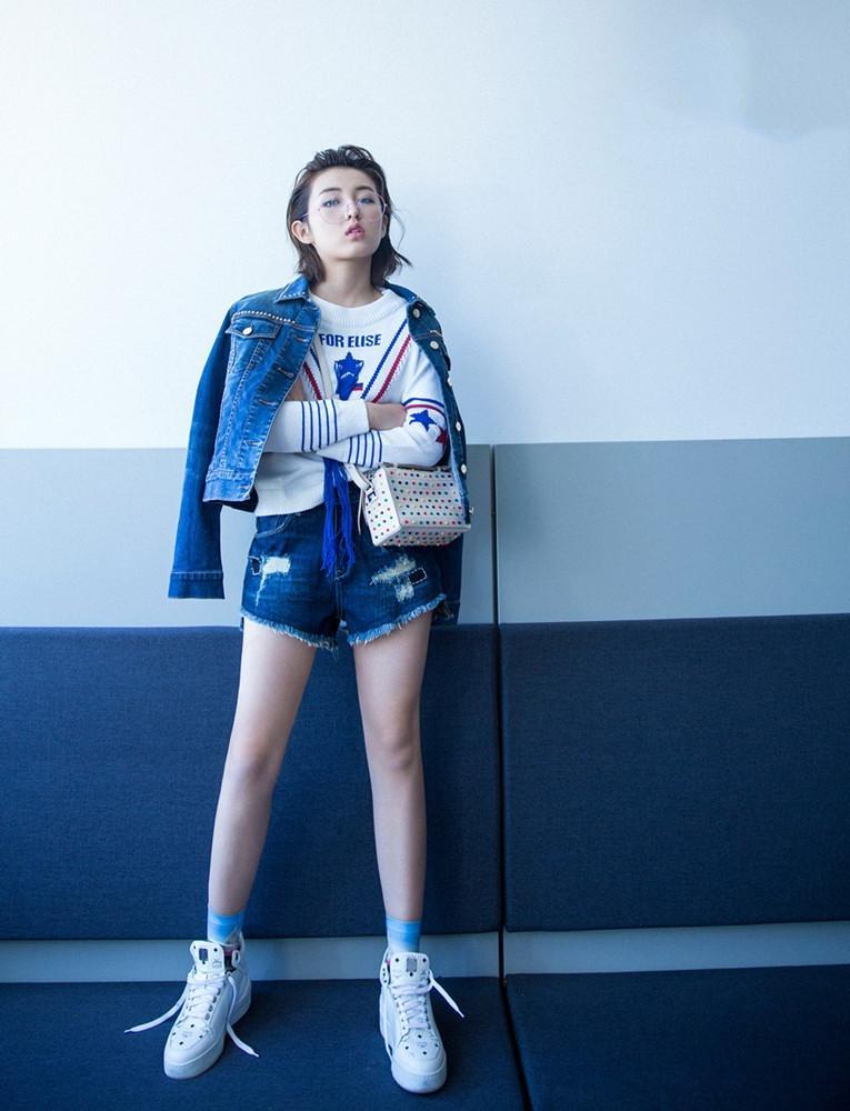 张子枫新造型，露肩衬衫配吊带裙清新甜美，却被溜肩身材拖了后腿休闲区蓝鸢梦想 - Www.slyday.coM