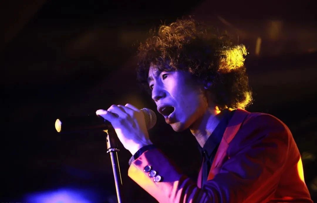 今天怎么不开心那个怪异的庞麦郎还是被生活给摩擦摩擦了