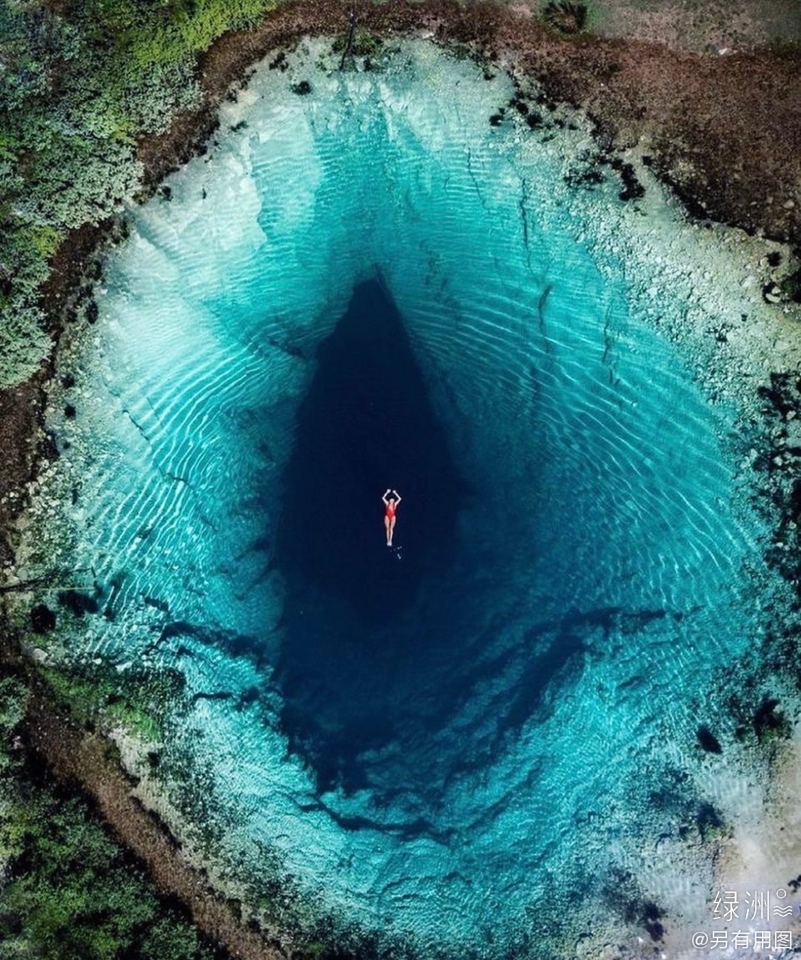 有点不敢直视这种深海这个超有名的深坑深蓝色的不见底