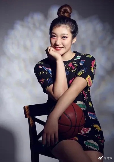 国家女篮核心李梦喜欢的大叔张隆究竟长啥样