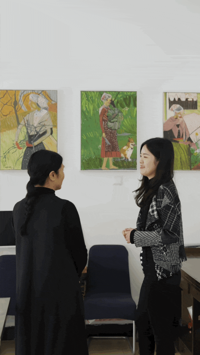 桌上放着一幅叫《秋田》的画