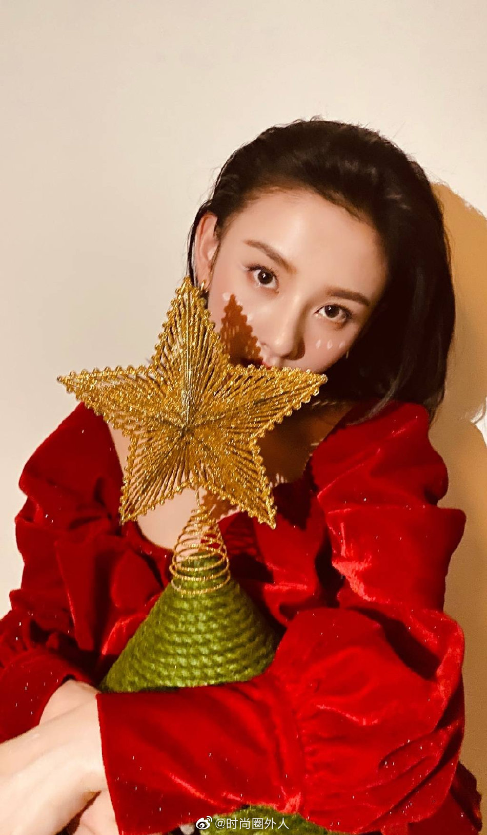 宋祖儿平安夜写真 绝美的港风少女