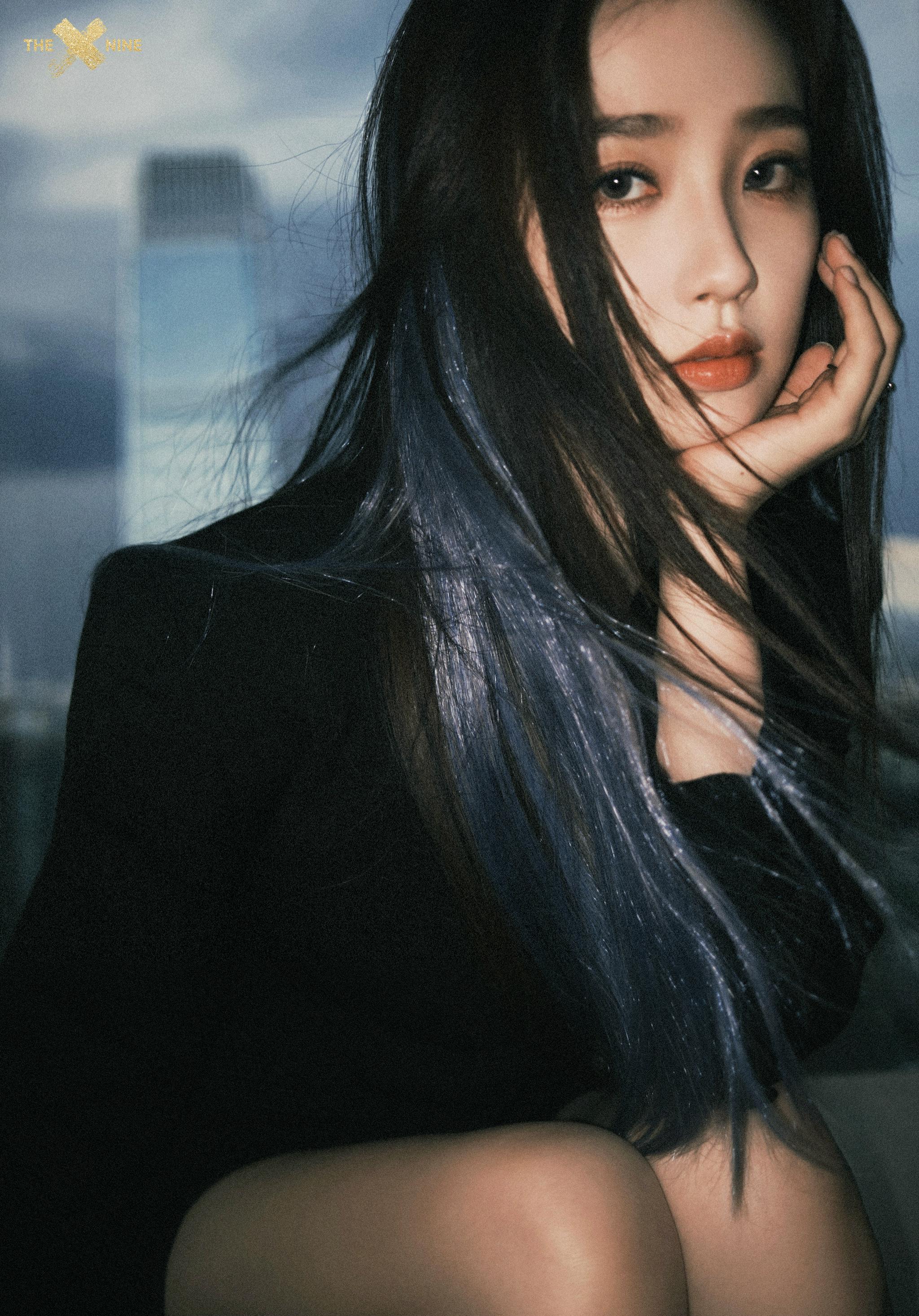 最新活动造型,黑色短装搭配短裙,蓝色挑染长发,甜妹变身辣妹