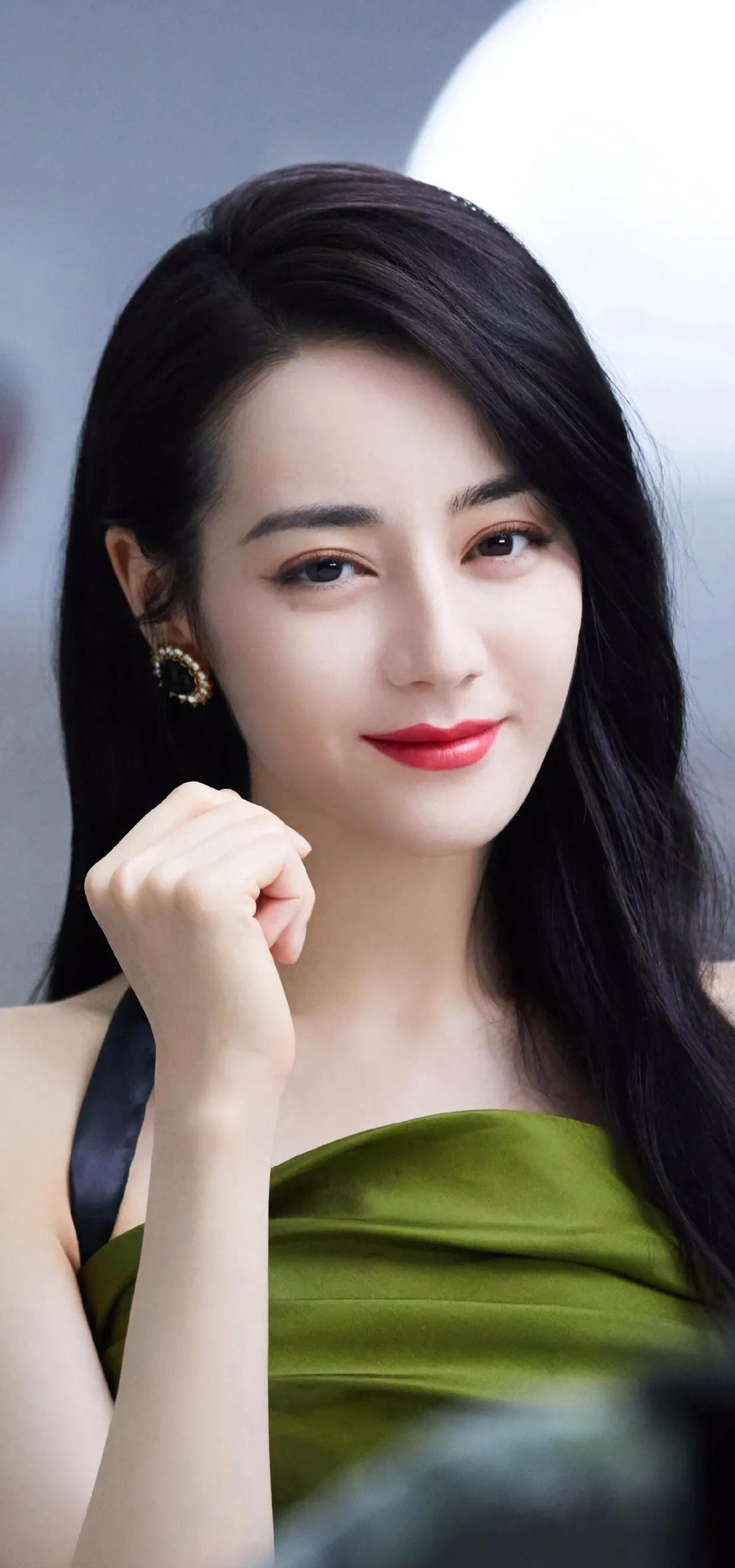 迪丽热巴高清壁纸墨绿色吊带连衣裙穿搭显得妩媚动人