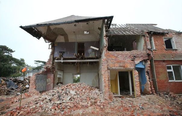 男子承包拆迁工程,老房子里发现了绝版瓷砖舍不得拆!