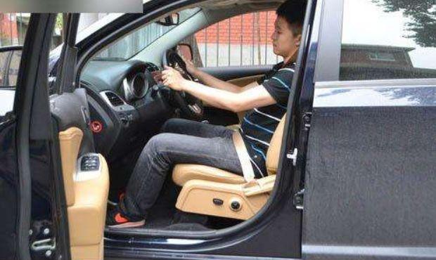 而正确的开车坐姿就是把座椅调整至微微地向后仰,大概也就是一百度到