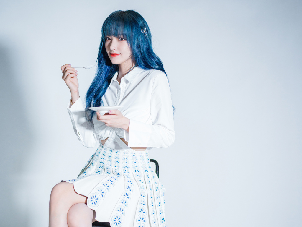 程潇79蓝发性感甜美写真图__财经头条