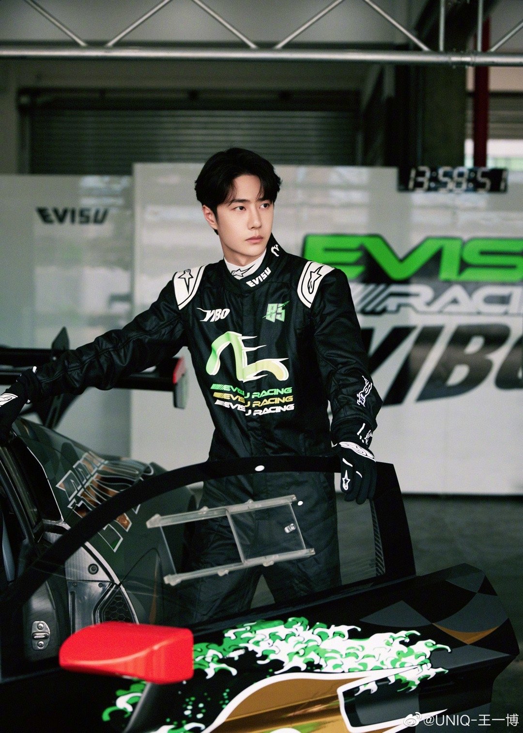王一博最新造型大片来了赛车服酷盖上线为85号尖叫