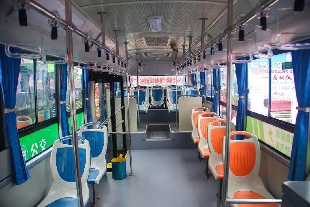 老人大便失禁弄脏公交车，司机迅速清理未影响交通，乘客致电表扬休闲区蓝鸢梦想 - Www.slyday.coM