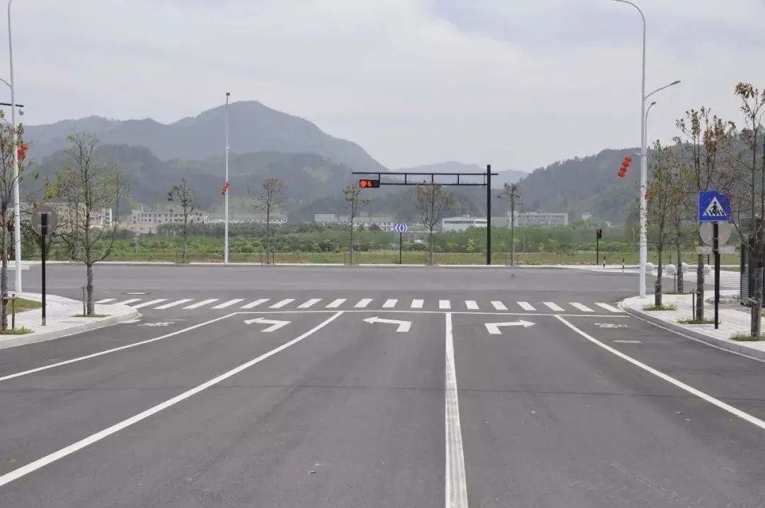 白色实线双黄实线一般设置在车流量较大的路段,比如城市的主干道.