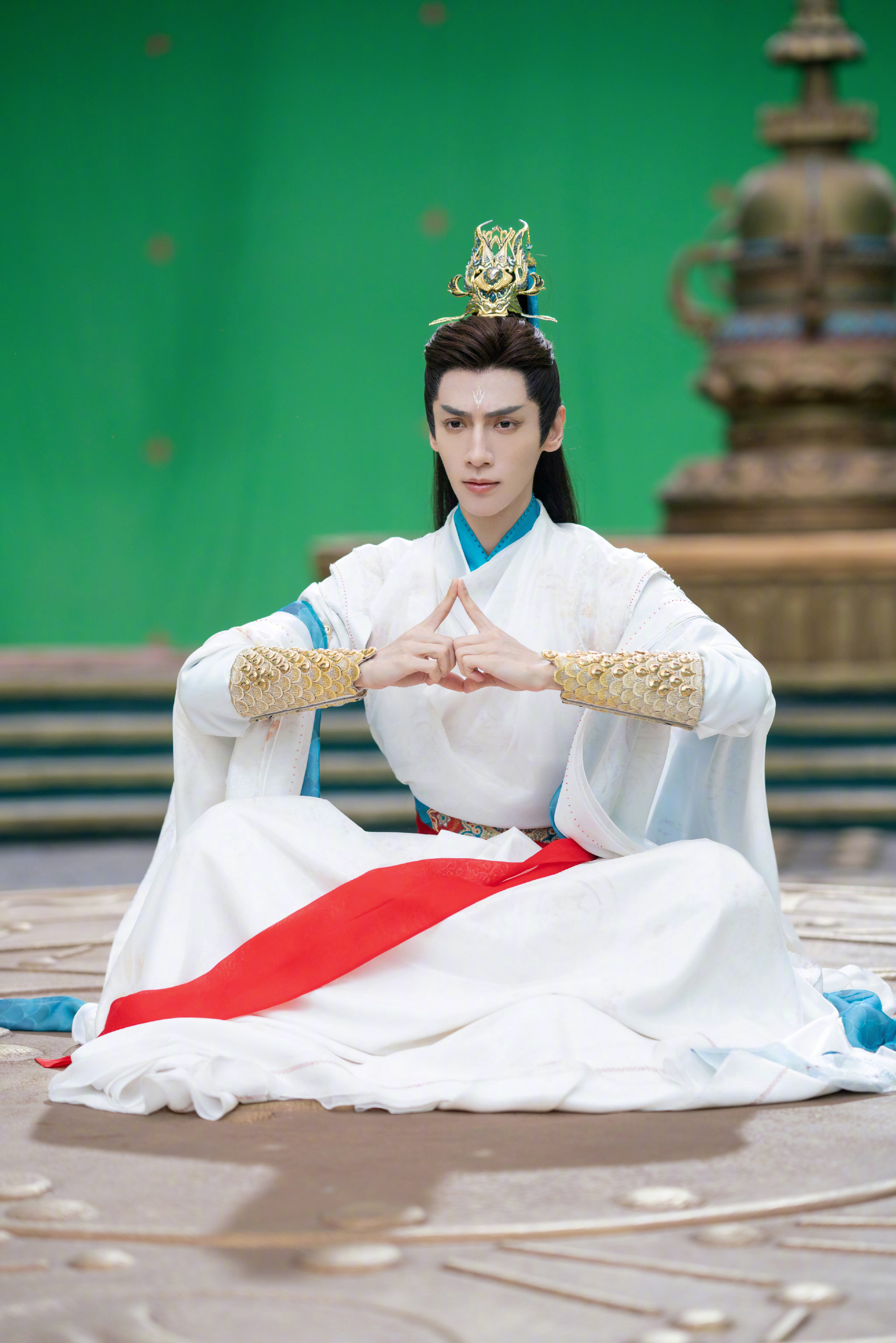 罗云熙《长月烬明》新剧照96 还是白衣的战神冥夜 好仙好帅!