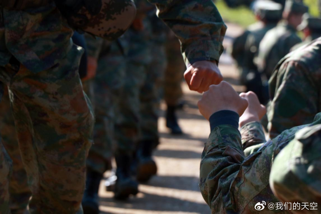 长途行军， 磨砺意志。 实战化之炉为新兵淬火成钢__财经头条