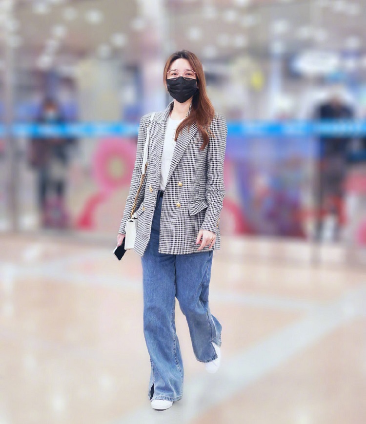 金莎称换造型师了格子西装配阔腿牛仔裤现身机场果然有变化了